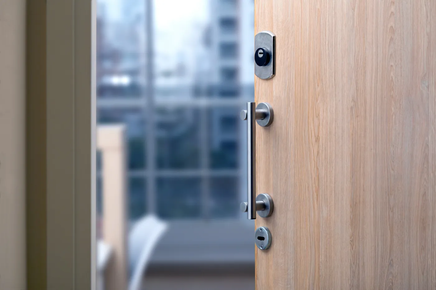 Serrure multipoints et poignée sur une porte palière dans le centre d'Évry
