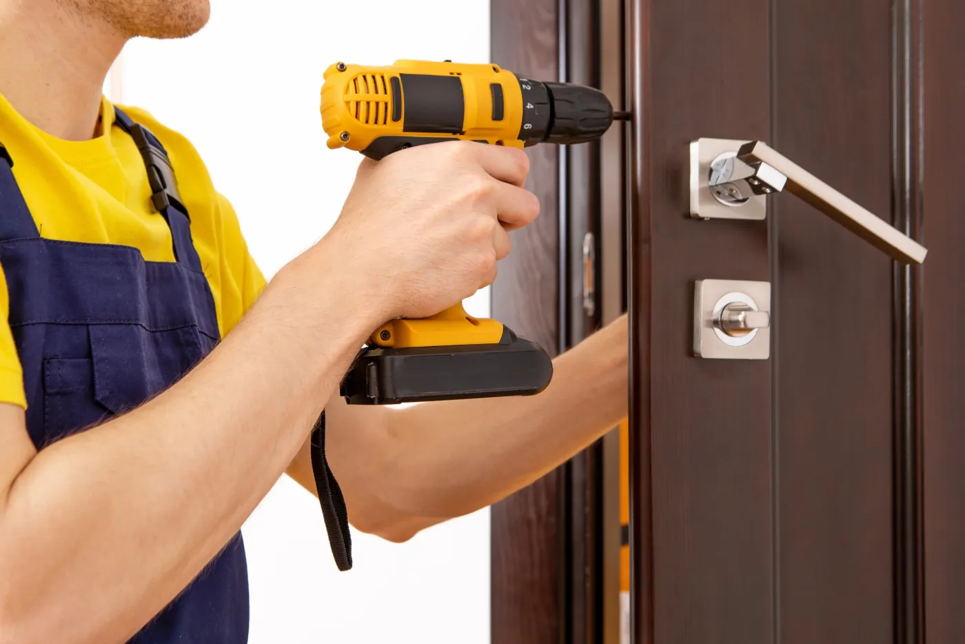 Remplacement d'une serrure sur une porte d'appartement à Évry-Courcouronnes